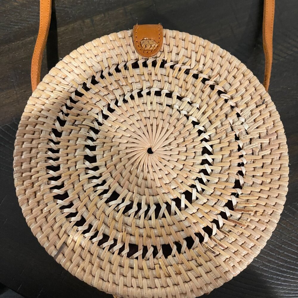 Street Level Woven Rattan Circle Basket Crossbody Purse - Picture 4 of 7